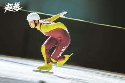 世体：巴萨主帅弗里克在西班牙小岛度假，和球迷偶遇合影